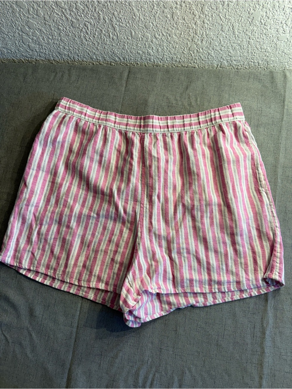 Universal Thread Pink‎ and White Striped Elastic Waist Shorts Women's Size L.